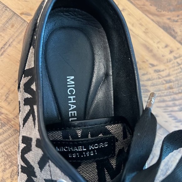 Michael Kors sneaker, size 6 1/2 M - Picture 8 of 10